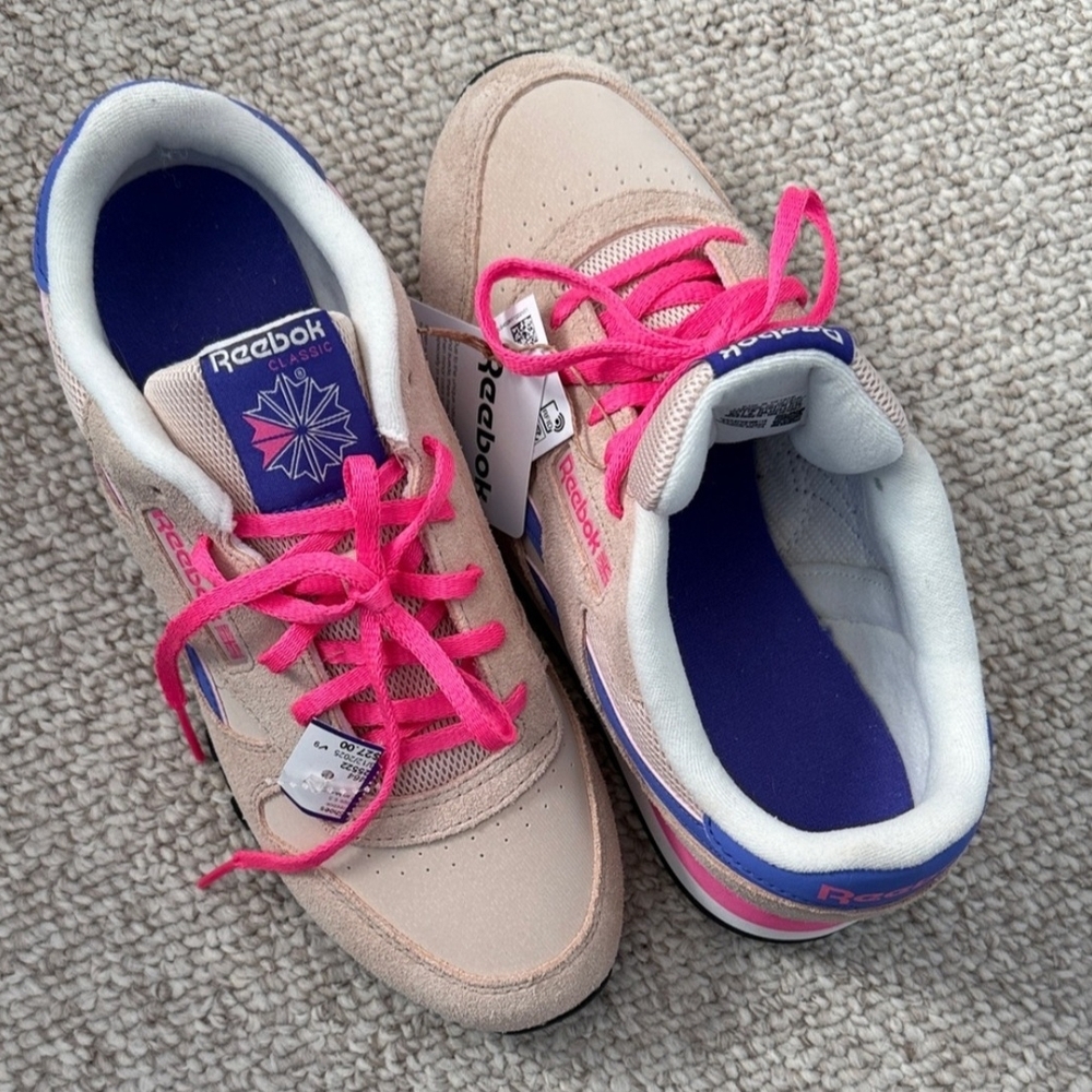 Reebok  Sneakers in Light Beige with Hot Pink Laces